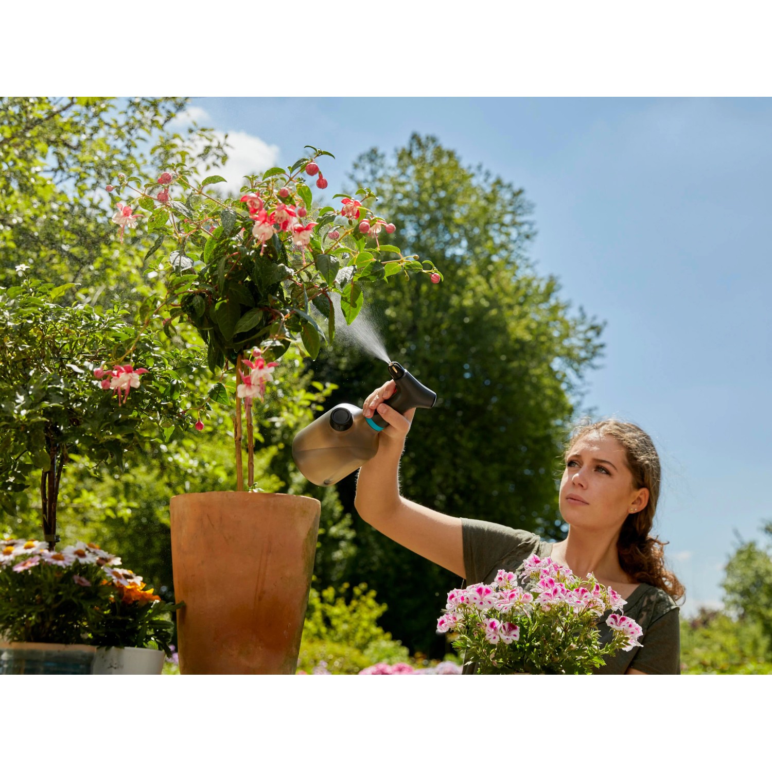 Frau benutzt Gardena EasyPump Pumpsprüher 1 l zum Besprühen von Pflanzen.