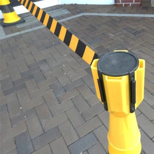 UvV Absperrset mit gelben Leitkegeln (75cm) und schwarz-gelbem Absperrband (5m).