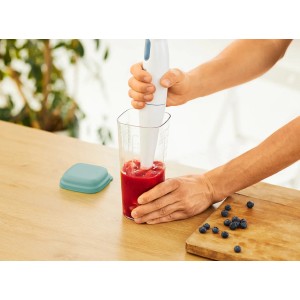 Rotho Küchenhelfer Loft: 5-in-1 Messbecher transparent mit grünem Deckel und Stabmixer in Nutzung.
