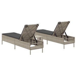 VidaXL Sonnenliegen-Set, 3-teilig, hellgraues Poly Rattan mit Tisch und Auflagen.