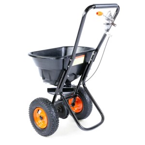 FUXTEC FX-GS36 Streuwagen mit schwarzem Behälter, orange Rädern und Griff. Für Salz, Saatgut, Dünger.