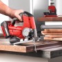 Einhell Akku-Stichsäge mit kwb Sägeblatt-Set im Einsatz beim Holzzuschnitt.