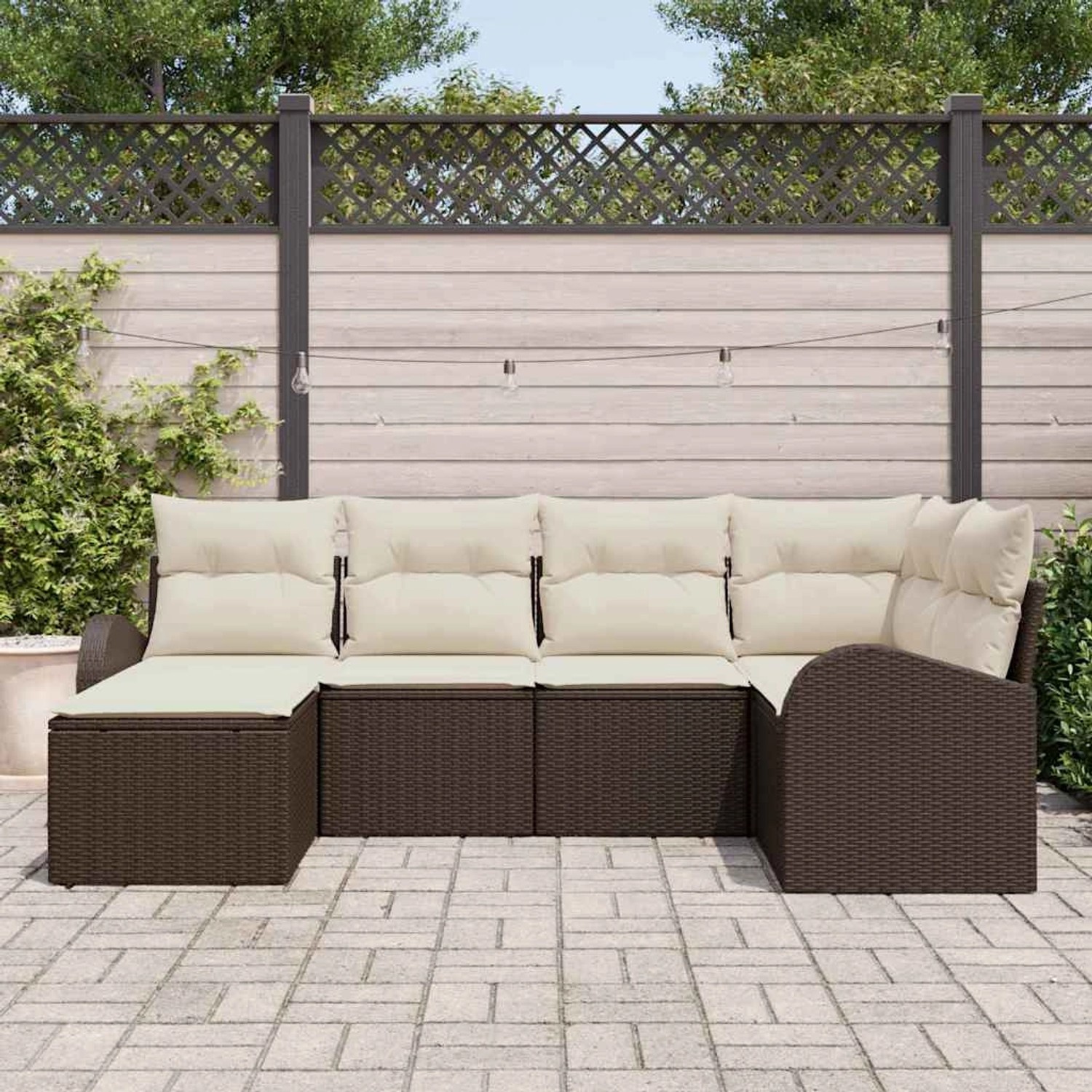 Braunes 6-teiliges Garten-Sofa-Set aus Polyrattan mit beigen Kissen.