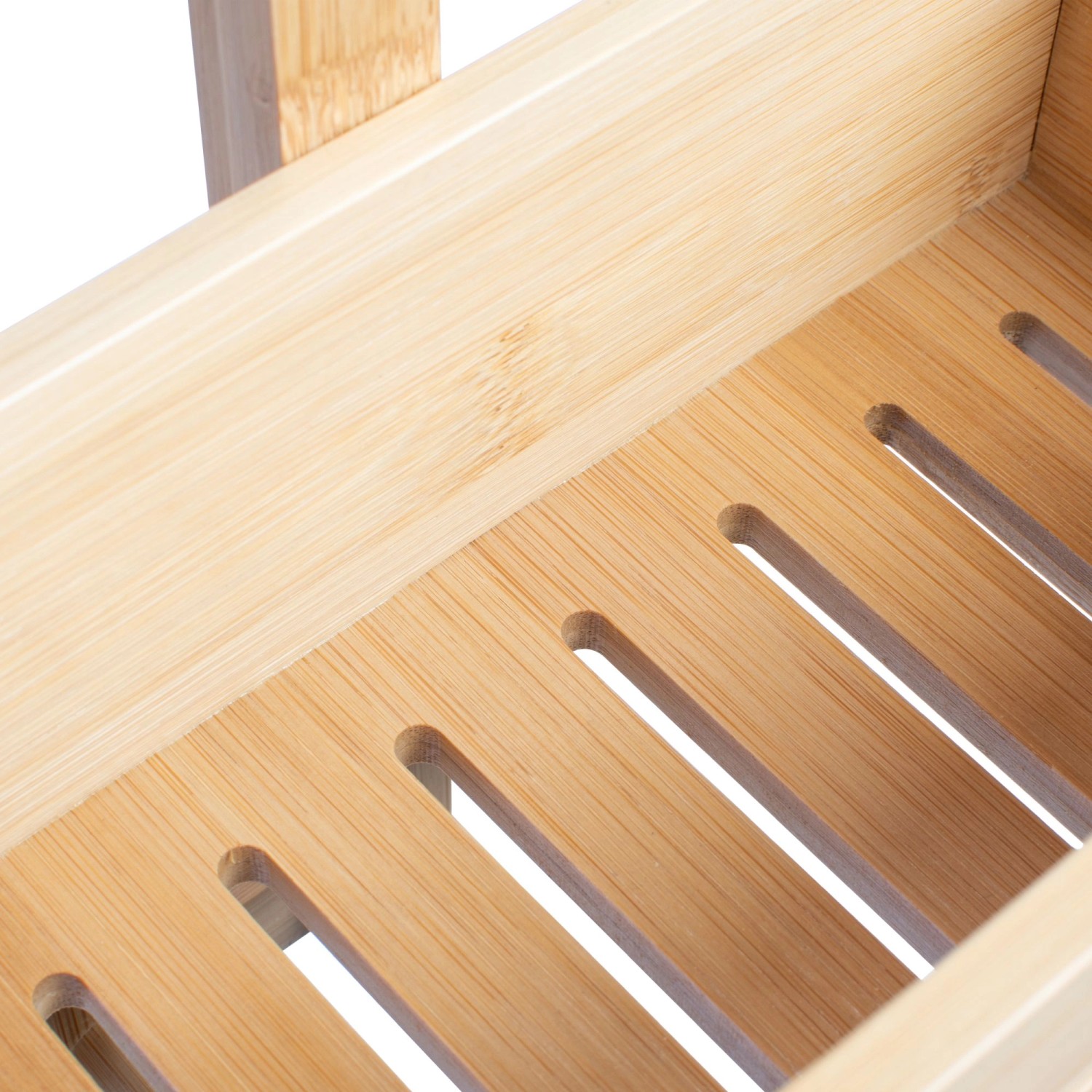 Detailaufnahme: Schulte Duschablage aus Bambus mit Schlitzen für Wasserablauf.