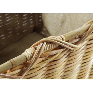Detailansicht: Rechteckiger Kobolo Holzkorb aus Rattan mit Jute-Futter.