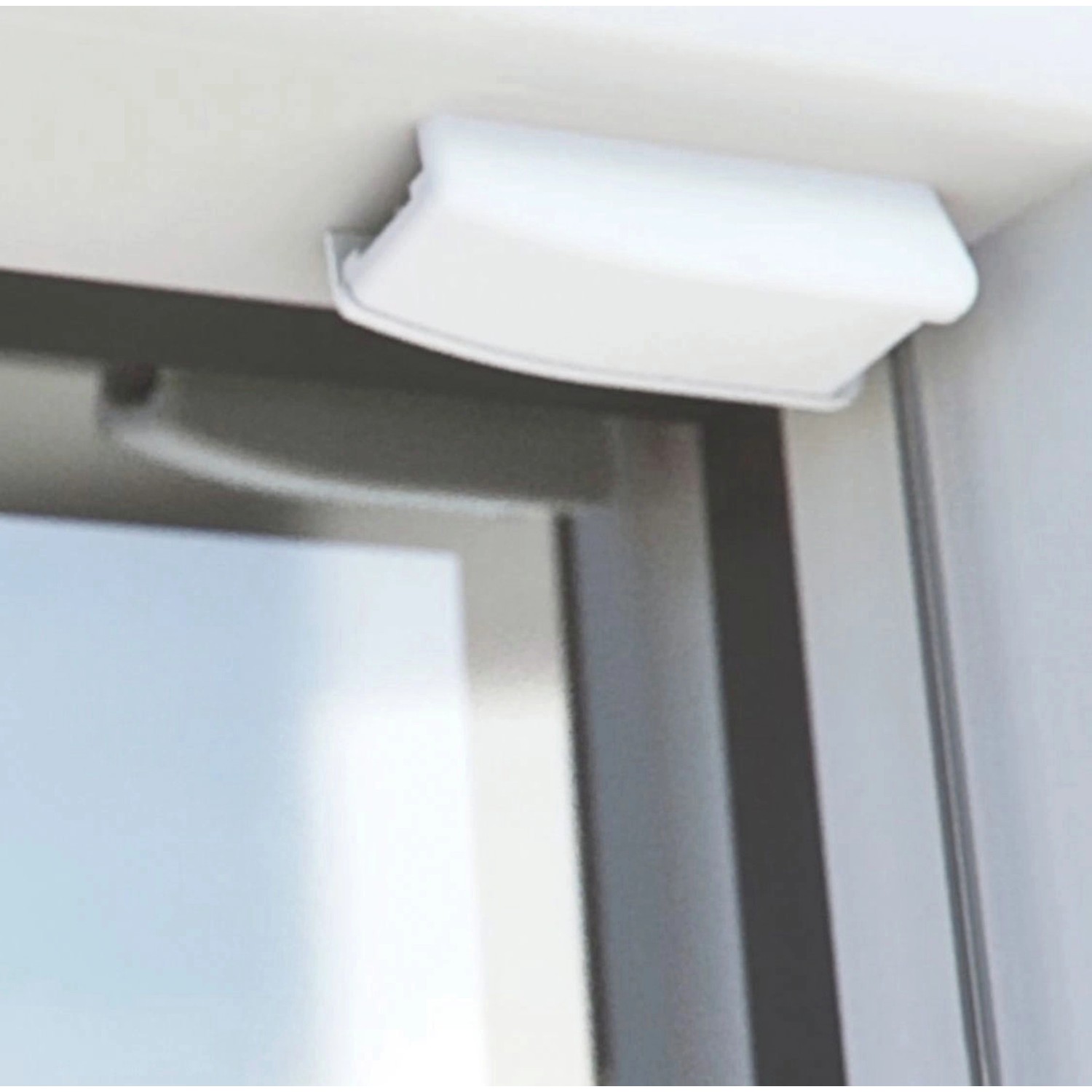 Detailaufnahme der Montage eines beigen Gardinia Plissee Concept Tageslicht am Fenster.