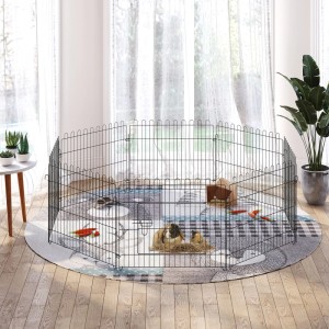 Schwarzes PawHut Metall-Freilaufgehege für Welpen und Kleintiere, achteckig, mit Tür, auf Teppich im Wohnraum.
