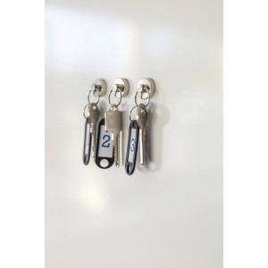 Fix-o-moll Magnet-Schlüsselringe (2 Stk.) mit Schlüsseln an einer weißen Oberfläche.