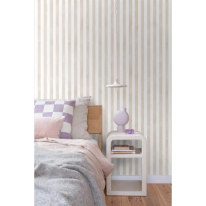 ESTAhome Tapete mit beigem und weißem Streifenmuster an einer Wand. Dekorative Vliestapete für stilvolle Raumgestaltung.