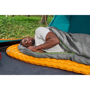 Mann schläft im Zelt auf orangefarbener Bestway Luftmatratze und im Schlafsack. Camping & Zubehör.