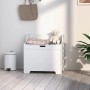 Weiße HOMCOM Truhe/Auflagenbox (60L) mit Deckel im Wohnraum, mit Decke und Teddybär dekoriert.