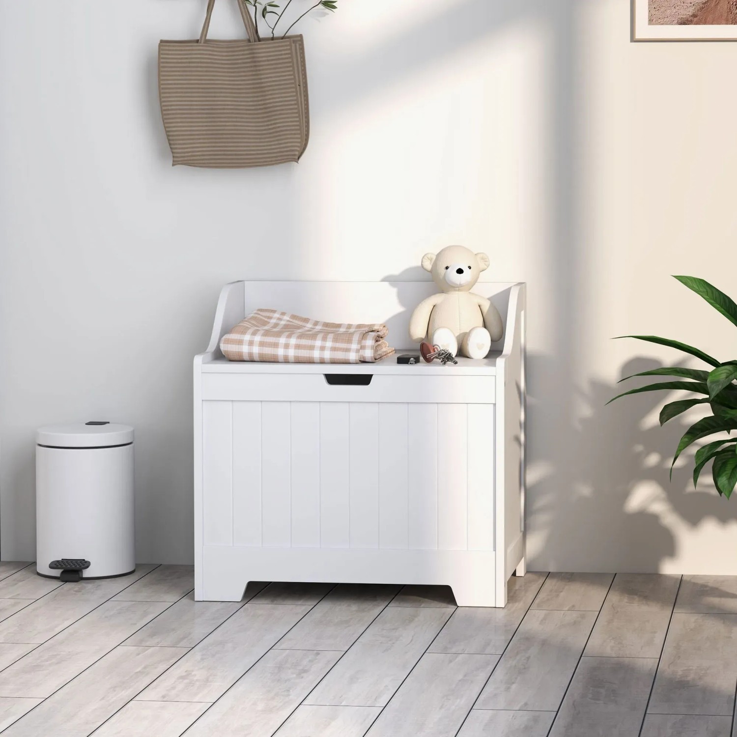 Weiße HOMCOM Truhe/Auflagenbox (60L) mit Deckel im Wohnraum, mit Decke und Teddybär dekoriert.