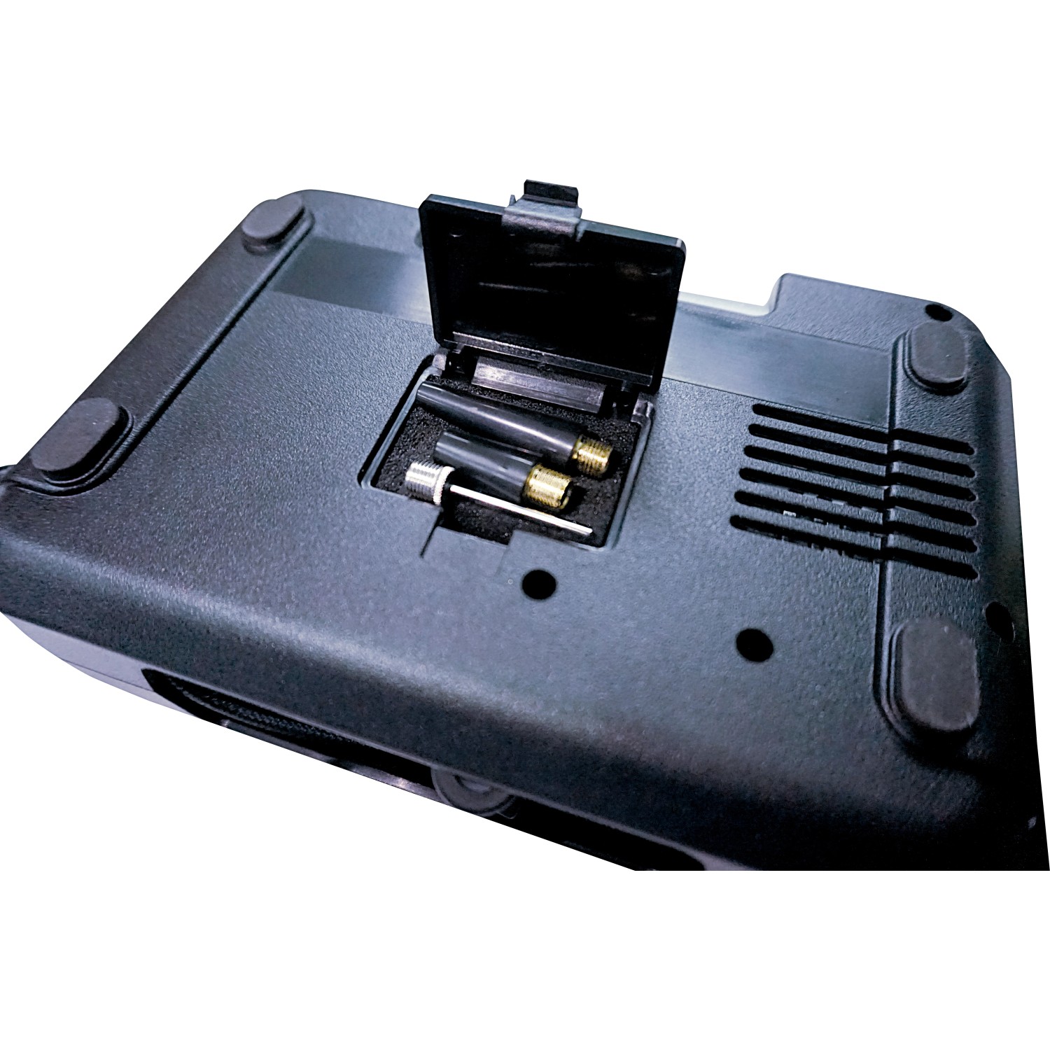 Mini-Luftkompressor KPS-7/12 A mit Zubehör im Fach, geeignet zur Pannenhilfe.