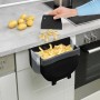 Wenko Tür-Abfalleimer Fago, 5L, Schwarz. Hängender Küchenabfalleimer mit Schaber für die Black Outdoor Kitchen.