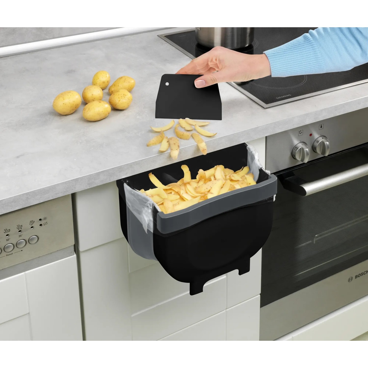 Wenko Tür-Abfalleimer Fago, 5L, Schwarz. Hängender Küchenabfalleimer mit Schaber für die Black Outdoor Kitchen.