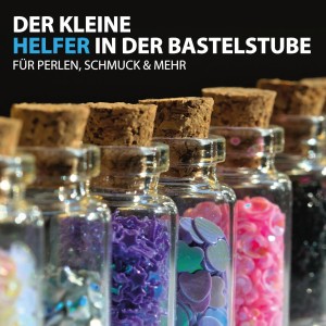 16 kleine Glasfläschchen (10ml) mit Korken, gefüllt mit Deko, als Set für Bastelarbeiten.