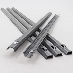 Mehrere silberne Aquagart W-Profil Zaunanker / Erdanker für Wildzaun, Forstzaun oder Weidezaun.