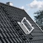Geöffnetes Velux Wohnausstiegsfenster GXU CK06 im Dach, Holzrahmen, 55x118 cm.