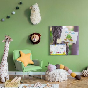 Weiße Banjado Magnettafel 50x50 mit Eichhörnchen-Motiv im Kinderzimmer als Wanddeko.