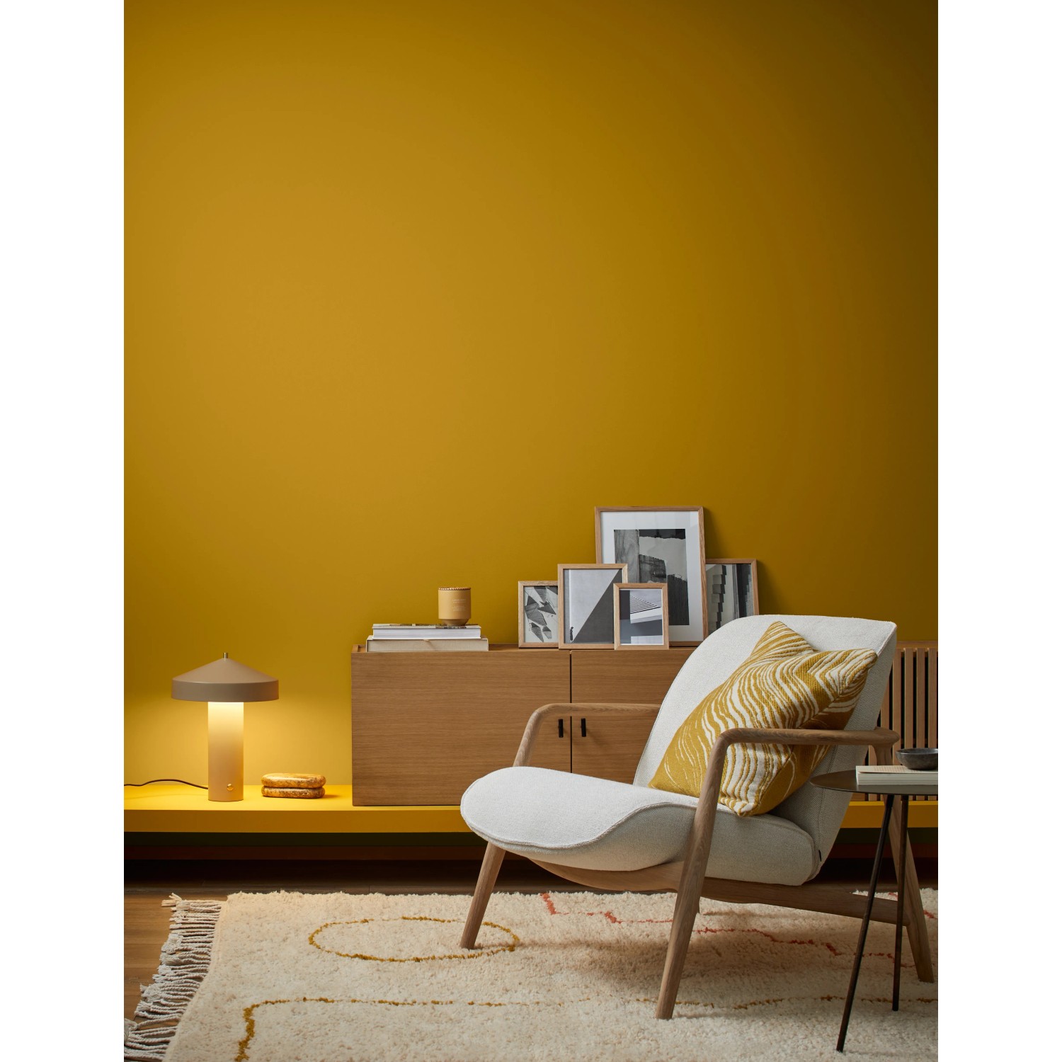 Wohnraum mit Alpina Wandfarbe Pure Farben Ockergelb gestrichen.
