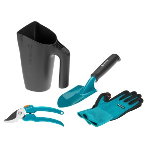 Gardena Kleingeräte-Set, 4-teilig: Gießkanne, Blumenkelle, Gartenschere und Handschuhe für Gartenarbeiten.