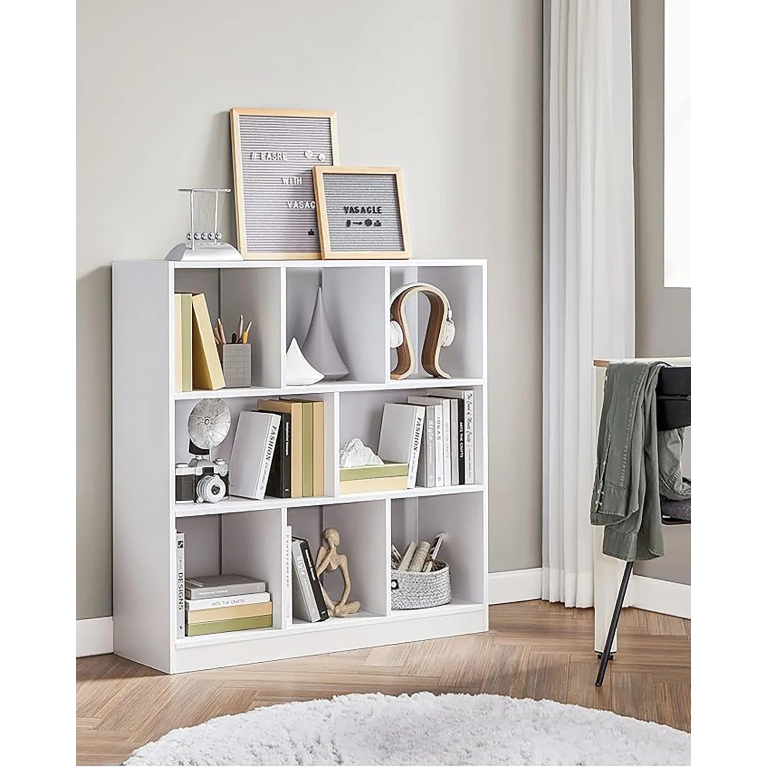Weißes Songmics Bücherregal „Custos“ mit 8 Fächern und Deko.