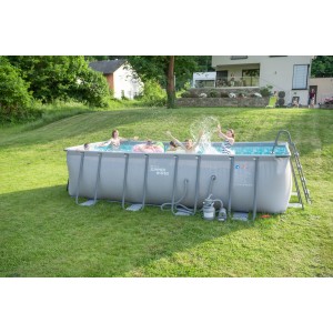 Summer Waves Pool Elite, anthrazitfarbener Stahlrahmenpool mit Badespaß für Kinder im Garten.