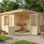 Unbehandeltes Alpholz Gartenhaus Monica Royal mit Spitzdach und geöffneten Doppeltüren.
