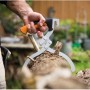 Fiskars WoodXpert Handpackzange beim Anheben eines Baumstamms. Gartenhelfer für Holz.