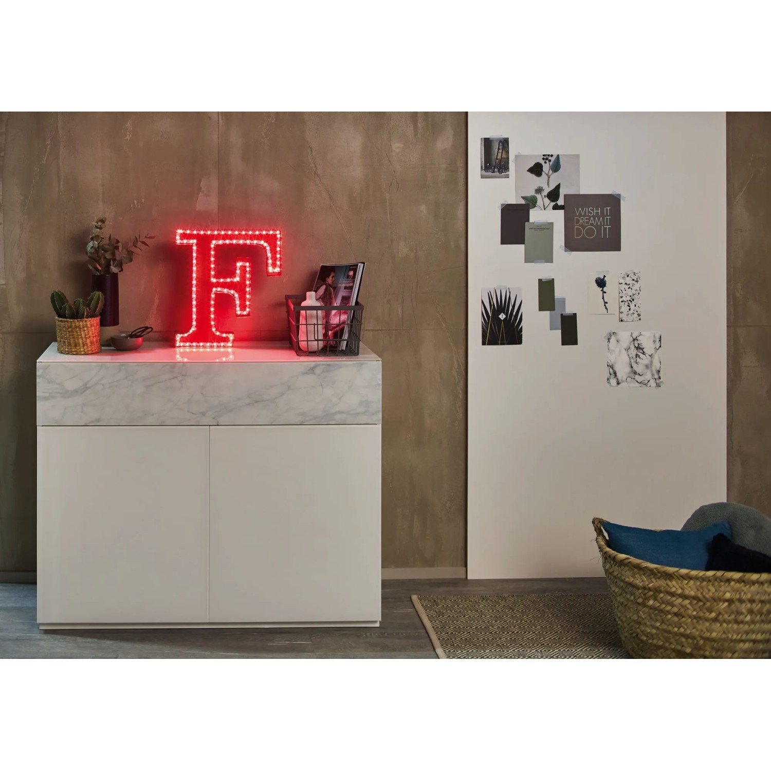 Paulmann FlexLED 3D Basis-Set: Rotes LED-Leucht-F in Wohnraum-Szene.