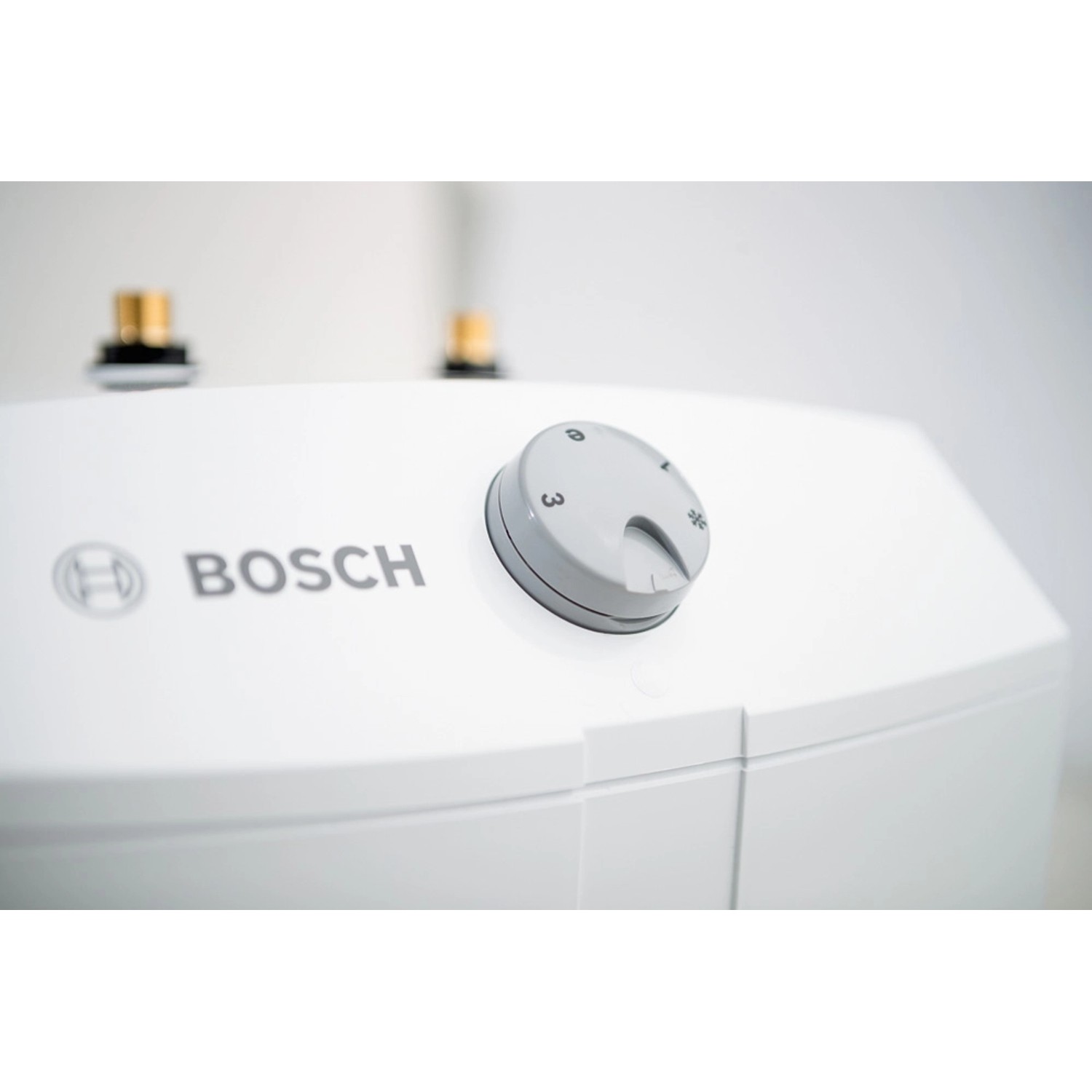 Detailaufnahme: Weißer Bosch Kleinspeicher Tronic Store Compact mit Temperaturregler.