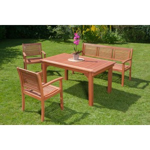 4-teilige Gartenmöbelgruppe Cordoba aus Eukalyptusholz mit Tisch, Bank und zwei Stühlen.