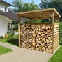 Weka Unterstellplatz Größe 1 aus Holz, gefüllt mit Brennholz, vor einem Haus.