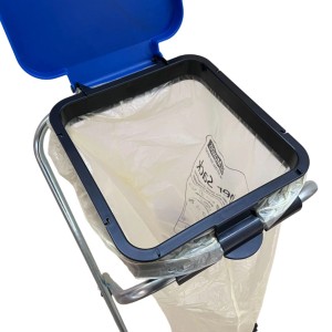 Schulte Müllsackständer mit Rollen und blauem Deckel, Müllsack eingespannt.
