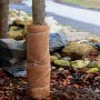 Aquagart Kokosmatte als Winterschutz um einen Baum gewickelt, fixiert mit einer Schnur.