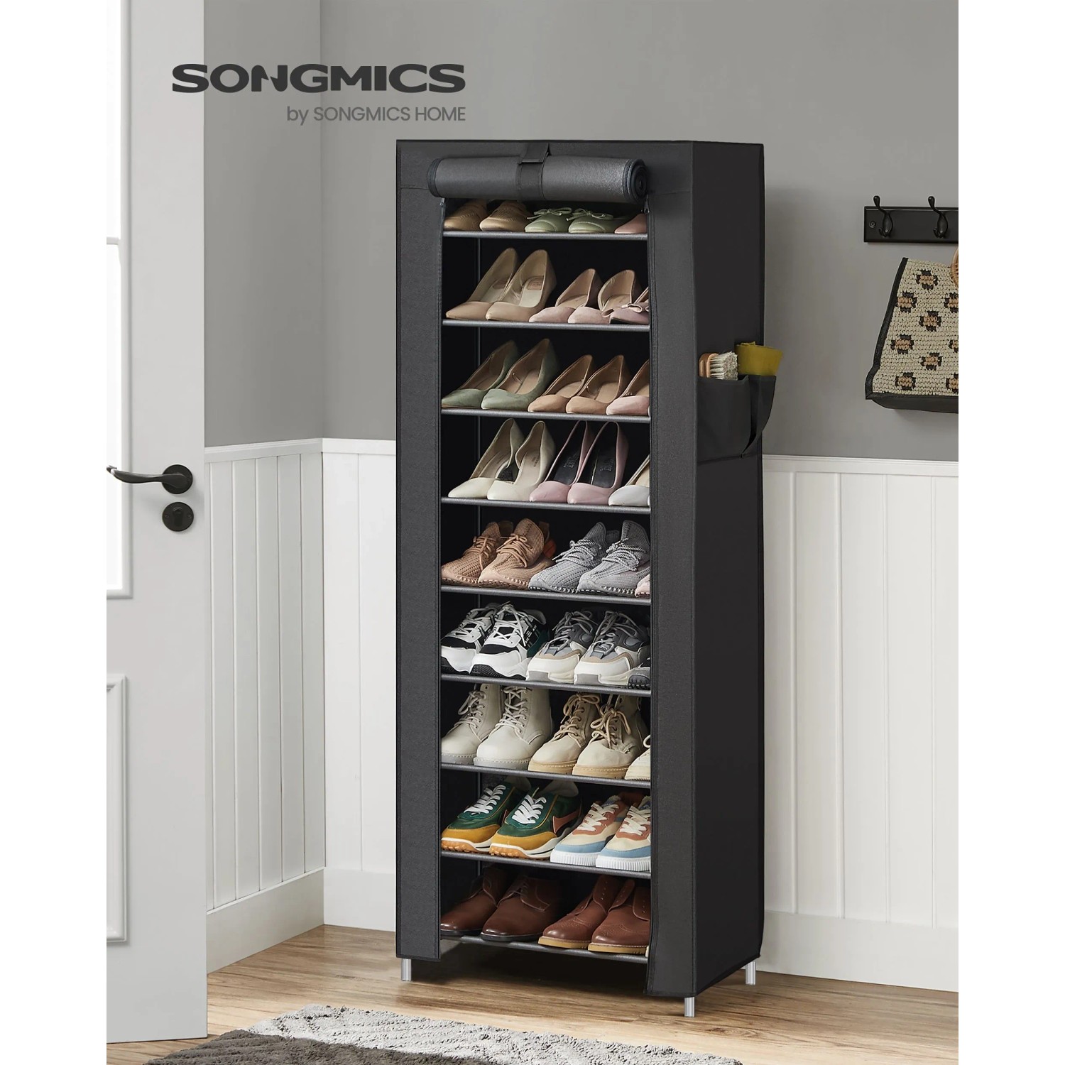 Schwarzes Songmics Schuhregal mit 10 Ebenen und diversen Schuhen.