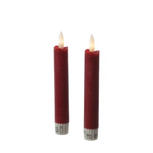 Zwei rote LED Stabkerzen in Rustik-Optik aus Echtwachs, 15cm hoch, für stimmungsvolle Beleuchtung.