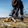 Mann sägt Holz mit Metabo Akku-Gehölzsäge MS 18 LTX 15. Inkl. Akku, Ladegerät und Tasche.