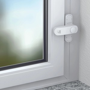 Weiße Basi Fensterzusatzsicherung für einflügelige Fenster am Fensterrahmen montiert.