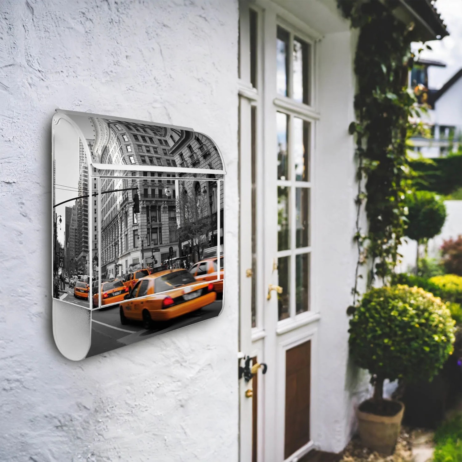 Weißer Design Briefkasten mit New York Taxi Motiv und Zeitungsfach.