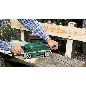 Bosch PBS 75 A Bandschleifer in Aktion beim Schleifen von Holz.
