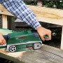 Bosch PBS 75 A Bandschleifer in Aktion beim Schleifen von Holz.
