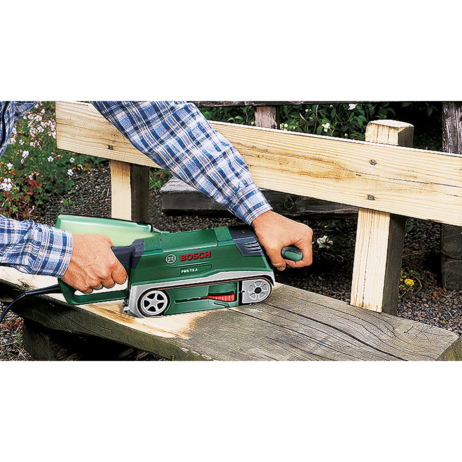 Bosch PBS 75 A Bandschleifer in Aktion beim Schleifen von Holz.