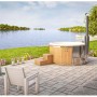 Finntherm Badefass Stockholm Thermoholz mit Whirlpool und Ofen auf Terrasse am See.
