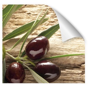 Myspotti Küchenrückwandfolie Mediterran mit Oliven auf Holzstruktur.