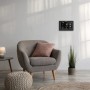 Bresser WLAN-Funk-Wetterstation TB 7-in-1, schwarzes Display an der Wand im Wohnraum.