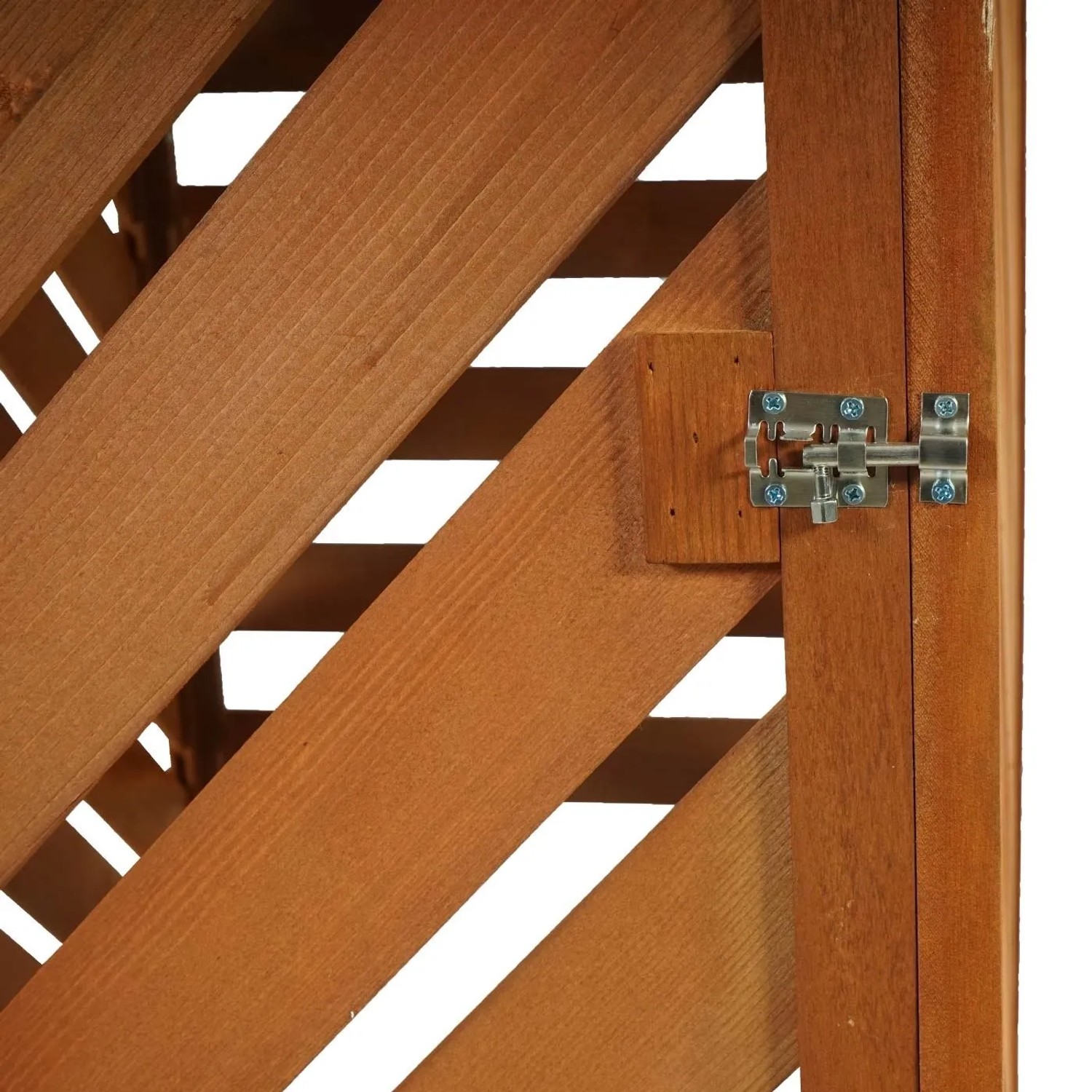 Detailansicht des stabilen Riegelschlosses an der braunen Holztür der Mülltonnenbox. Für sicheren Schutz.