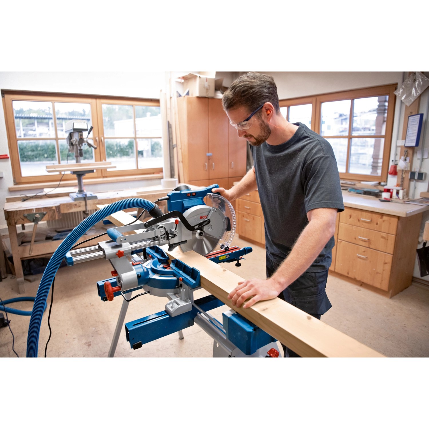 Bosch Professional Kapp- und Gehrungssäge GCM 305-254 D im Einsatz beim Holzzuschnitt.