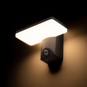Anthrazitgraue Rendl RINA LED-Außenwandleuchte mit integriertem Bewegungssensor. Warmweißes Licht für den Außenbereich.