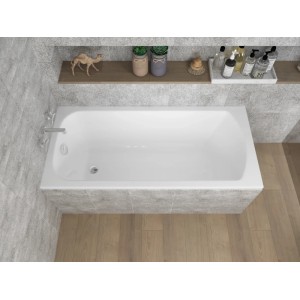 Weiße rechteckige Acryl-Badewanne CLASSIC 150x70 mit Armatur und Ablauf, installiert in einem modernen Bad mit Fliesen.